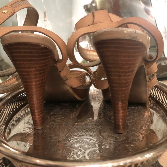 Tahari “Troy” Tan Heels - Picture 2 of 5